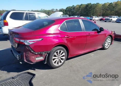 2018 Toyota Camry Le z USA, uszkodzony, nr VIN 4T1B11HK5JU659554